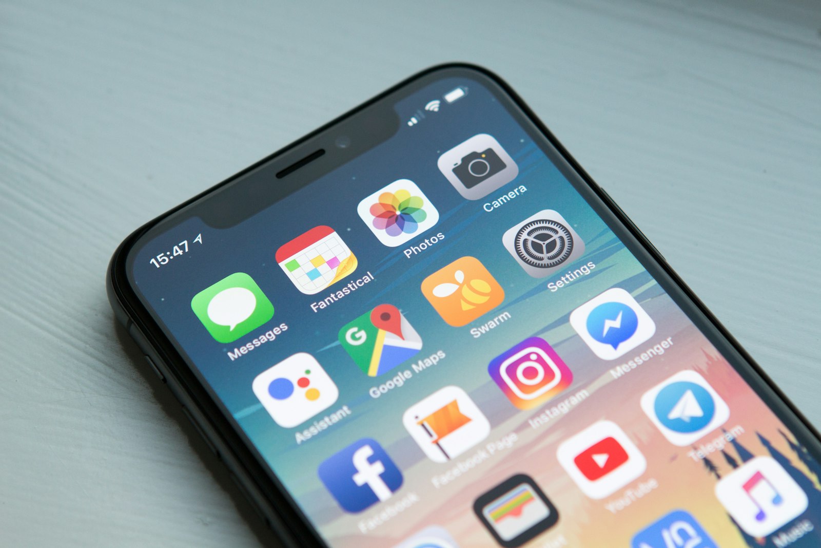 Hand met een smartphone vol binnengekomen meldingen
