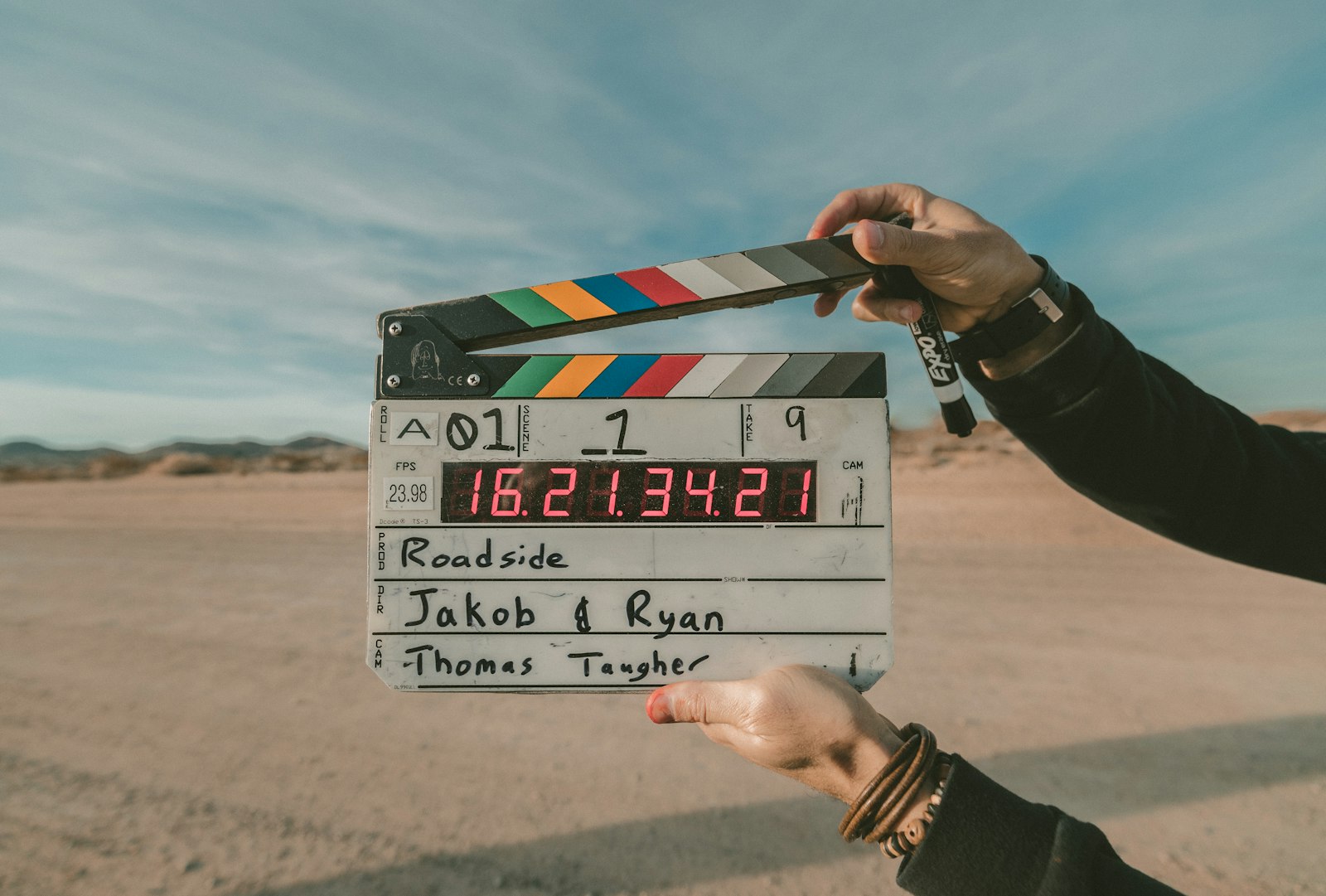 Videograaf aan het filmen met een professionele camera
